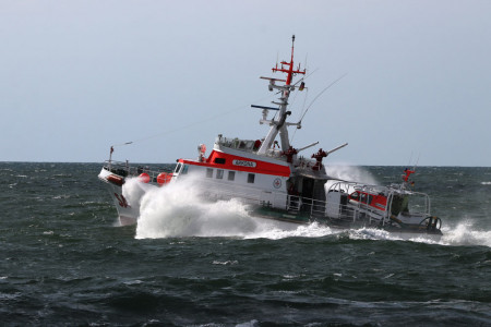Im n&auml;chtlichen Einsatz vor Warnem&uuml;nde: Der Seenotrettungskreuzer &bdquo;Arkona&ldquo; brachte einen schwer erkrankten Seemann sicher an Land &ndash; schnell, professionell und Hand in Hand mit dem Rettungsdienst.//Archivfoto: Die Seenotretter &ndash; DGzRS, Alexander Kr&uuml;ger