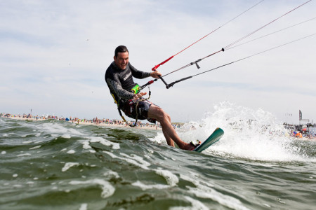 Kitesurf-Trophy bringt trotz wenig Wind die Faszination Kitesurfen an den Strand von Warnemünde.