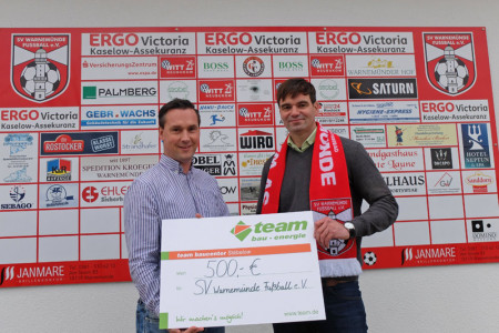 Mike Frahm, Vorstandmitglied des Warnemünde Fußball e.V. (li.), freut sich über die Unterstützung durch das Team Baucenter Stäbelow, vertreten durch Baucenterleiter Christian Meier.