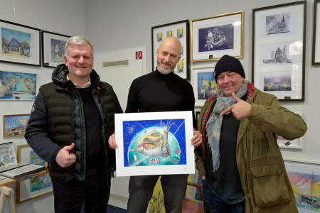 Mathias Stagat, Künstler Sebastian Stave und Torsten Sitte von Hanse Event (v.l.) präsentieren stolz die einzigartige Turmleuchten-Grafik, die zugunsten des Leuchtturmvereins versteigert wird.