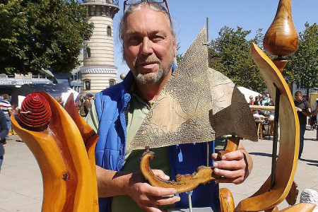 Der Holzgestalter Klaus-Dieter Meyer präsentiert auf dem Kunsthandwerkermarkt in Warnemünde dekorative Objekte für den Innen- und Außenbereich.