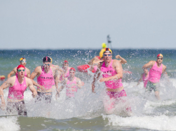 23. Internationaler DLRG Cup: Am Strand von Warnemünde messen sich Rettungsschwimmer aus sechs Nationen.