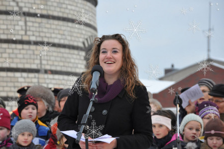 Gemeinsam mit dem Kinderchor der Grundschule "Heinrich Heine" singt Anne Möller beim Adventssingen "Lieder zum Advent".