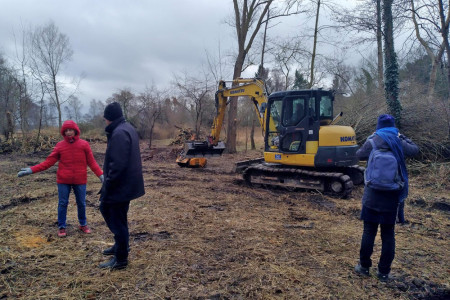 Ein Raupenbagger beräumt den Entwässerungsgraben im Warnemünder Biotop, die Mitglieder der Bürgerinitiative dokumentieren den neuerlichen Eingriff. Ein Raupenbagger beräumt den Entwässerungsgraben im Warnemünder Biotop, die Mitglieder der Bürgerinitiative dokumentieren den neuerlichen Eingriff.