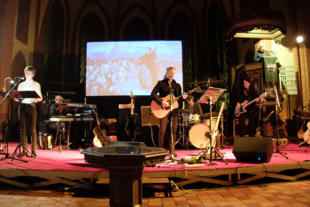 Bad Penny Frontmann Ola Van Sander übernahm gemeinsam mit Kantor Sven Werner die Regie für die Slüter-Rock-Suite "Uns Messias". Das Publikum in der Warnemünder Kirche zeigte sich gestern Abend begeistert.