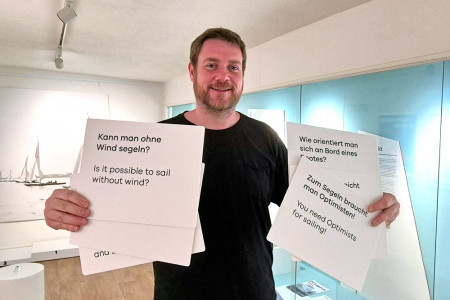 Museumsleiter Christoph Wegner in der neuen Sonderausstellung &bdquo;100 Jahre Warnem&uuml;nder Woche&ldquo; im Heimatmuseum. Besucher k&ouml;nnen hier ihr Wissen rund ums Segeln testen.
