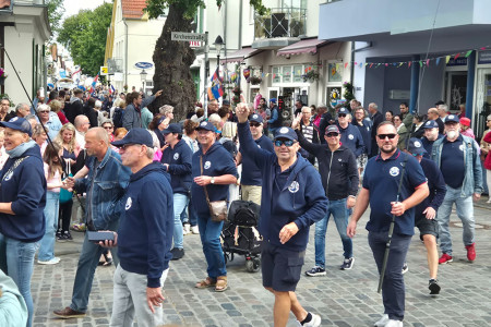 Starker Auftritt des Warnem&uuml;nder Anglervereins beim traditionellen Niegen &Uuml;mgang &ndash; 50 Mitglieder liefen mit.