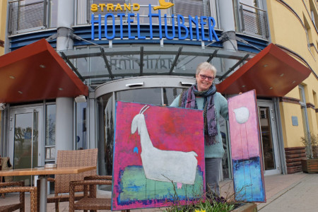 Die in Laage lebende Künstlerin Marianne Kindt stellt schon zum wiederholten Male im Strand-Hotel Hübner aus.