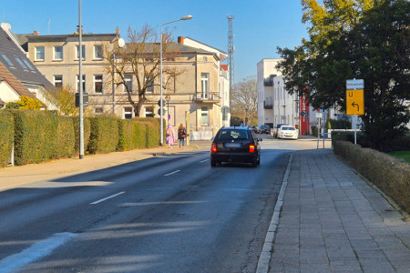 Hier im Kreuzungsbereich Rostocker Straße/ Alte Bahnhofstraße sollen am Montag, 24. März, die Bauarbeiten beginnen. Ein Gemeinschaftsprojekt: Nordwasser, die Rostocker Stadtwerke und das Tiefbauamt geben sich die Klinke in die Hand. Hier im Kreuzungsbereich Rostocker Straße/ Alte Bahnhofstraße sollen am Montag, 24. März, die Bauarbeiten beginnen. Ein Gemeinschaftsprojekt: Nordwasser, die Rostocker Stadtwerke und das Tiefbauamt geben sich die Klinke in die Hand.