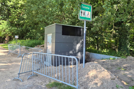 Noch nicht barrierefrei, aber schon nutzbar: die neue Trockentoilette am Parkplatz Wilhelmsh&ouml;he.