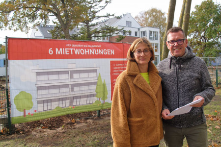 Schaffen sechs neue Mietwohnungen in Markgrafenheide: Christina Pfeil-Pohling und Bert Pohling. Das Paar betreibt im Ort die Hotels Godewind und Susewind.