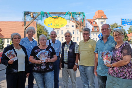 Das sind die Macher des Warnemünder Stromfestes: Christiane Bartel, Brigitte Nielsen, Inge Regenthal, Hansi Richert, Jürgen Engel und Gernot Schumann vom Warnemünde Verein, Jörg Bludau von der Agentur KVS sowie die Vereinsvorsitzende Astrid Voß (v.l.).