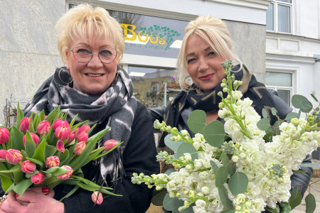 Kreieren seit 20 Jahren Melodien aus Blumen in der Warnemünder Mühlenstraße: Martina (l.) und Karina Boos//Foto: Maria Pistor