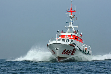 Im Einsatz für einen erkrankten Seemann: der Seenotrettungskreuzer "Arkona" der DGzRS