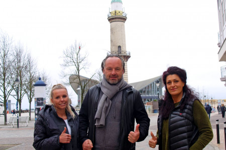 „Schön, dass wir Händler uns in dieser Sache zusammengeschlossen haben. So sollte es immer sein“, finden Susann Kirschner, Matthias Ludwig und Olesja Peters-Becker, Modeberaterin im L8 Store (v.l.), die viel lieber am gut frequentierten Ostersonntag arbeitet, als unter der Woche, wenn derzeit kaum jemand in den Laden kommt. „Schön, dass wir Händler uns in dieser Sache zusammengeschlossen haben. So sollte es immer sein“, finden Susann Kirschner, Matthias Ludwig und Olesja Peters-Becker, Modeberaterin im L8 Store (v.l.), die viel lieber am gut frequentierten Ostersonntag arbeitet, als unter der Woche, wenn derzeit kaum jemand in den Laden kommt.