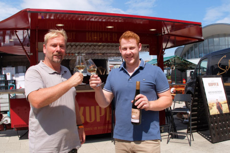 Freuen sich auf ein gelungenes 5. Warnemünder Weinfest am Leuchtturm: Veranstalter Heiko Lange (l.) und Christan Kupper vom gleichnamigen Weingut in Flonheim, Region Rheinhessen.