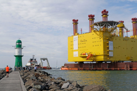 Die Offshore-Plattform "SylWin alpha" verlässt Warnemünde in Richtung Nordsee. Foto: Map Die Offshore-Plattform "SylWin alpha" verlässt Warnemünde in Richtung Nordsee. Foto: Map