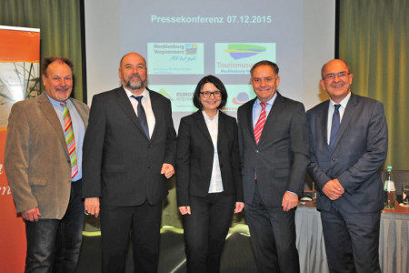 Hatten gute Nachrichten zu verkünden: Bernd Fischer, Geschäftsführer des Tourismusverbandes M-V, Harry Glawe, Minister für Wirtschaft, Bau und Tourismus M-V, Helga Freund, Geschäftsführerin Eurotours Ges.m.b.H., Dr. Rainer Schwarz, Geschäftsführer Flughafen Rostock-Laage und Franz Gredler, Eurotours (v.l.)