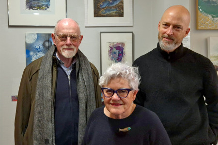 Die Künstlerin Anke Tölle zwischen Rudolf Guthoff (l.) und Sebastian Stave – gemeinsam bringen sie die neue Ausstellungsreihe „Warnemünde in Farbe“ ins Kunstatelier.