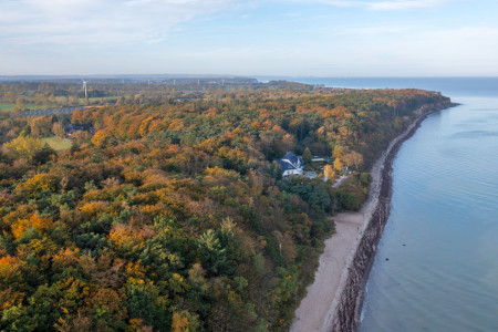 Kritik zur erneuten Anhebung der Kurabgabe regt sich wegen fehlender Mehrwerte für die Gäste vor allem in den naturnahen Ostseebädern Diedrichshagen und Markgrafenheide. Die Erhöhung soll ohne Abstufung nach Randbereich oder Saison erfolgen. Unser Foto zeigt das Ostseehotel Wilhelmshöhe, gelegen im Außenbereich. Foto: Taslair Kritik zur erneuten Anhebung der Kurabgabe regt sich wegen fehlender Mehrwerte für die Gäste vor allem in den naturnahen Ostseebädern Diedrichshagen und Markgrafenheide. Die Erhöhung soll ohne Abstufung nach Randbereich oder Saison erfolgen. Unser Foto zeigt das Ostseehotel Wilhelmshöhe, gelegen im Außenbereich. Foto: Taslair