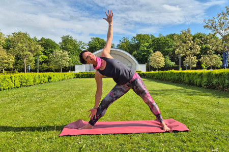 Namasté im Kurhausgarten: Am Dienstag, 3. Juni, startet wieder die Freiluft-Yogasaison mit Corinna Lange.