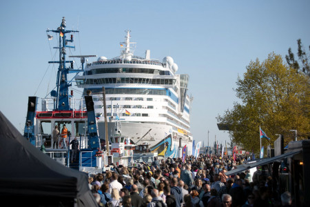 Bunte Stimmung am Warnemünder Passagierkai: Besucherinnen und Besucher lassen sich bei der Port Party vom maritimen Flair verzaubern.//Foto: Christiane Zenkert