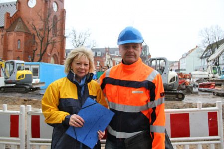 Eurawasser-Sprecherin Gabi Kniffka und der zuständige Bauleiter, Reiner Kessner, beim Vororttermin am Warnemünder Kirchenplatz. 