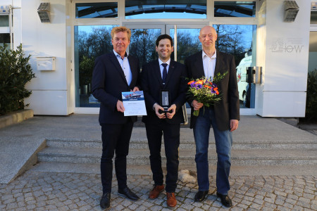 Strahlende Gesichter am Leibniz-Institut für Ostseeforschung Warnemünde: Der mit 5.000 Euro dotierte Briese-Preis für Meeresforschung 2025 geht an Iason-Zois Gazis (m.) vom Geomar Helmholtz-Zentrum für Ozeanforschung Kiel. Überreicht wurde die Auszeichnung von Kapitän Klaus Küper (l.) von der Briese Schiffahrts GmbH & Co. KG und dem stellvertretenden IOW-Direktor Helge Arz (r.).//Foto: IOW/ K. Beck Strahlende Gesichter am Leibniz-Institut für Ostseeforschung Warnemünde: Der mit 5.000 Euro dotierte Briese-Preis für Meeresforschung 2025 geht an Iason-Zois Gazis (m.) vom Geomar Helmholtz-Zentrum für Ozeanforschung Kiel. Überreicht wurde die Auszeichnung von Kapitän Klaus Küper (l.) von der Briese Schiffahrts GmbH & Co. KG und dem stellvertretenden IOW-Direktor Helge Arz (r.).//Foto: IOW/ K. Beck