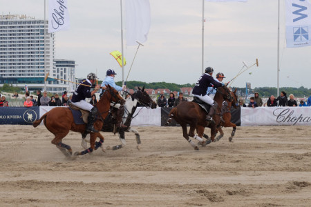 Gestern fanden am Strand von Warnemünde die packenden Finals des Poloturniers statt.