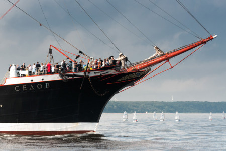 Die "Sedov" legt zur 28. Hanse Sail am Passagierkai Warnemünde zu Ostsee-Törns ab.