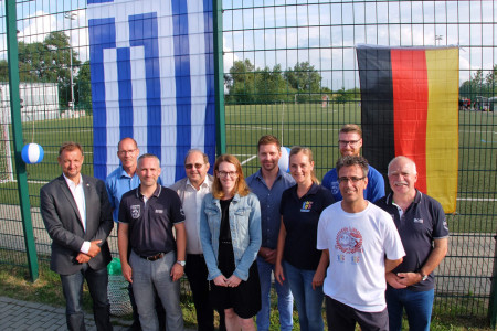 Freuen sich auf einen erlebnisreichen ersten deutsch-griechischen Jugendaustausch in Warnem&uuml;nde: Torsten Haverland, Gesch&auml;ftsf&uuml;hrer LSB MV, Staatssekret&auml;r Nikolaus Voss vom Sportministerium MV, Martin Bartsch, Martin Meyer, Leiter Amt f&uuml;r Schule und Sport Rostock, Henrike St&ouml;ckmann, Abteilungsleiterin Sportjugend M-V, Lennart Pentzek, Vereinsberater Sportjugend Rostock, Melanie Domesle, Vorsitzende Sportjugend Rostock, Dennis Wagner, Trainer SVW, Georgius Loutsus, Vereinstrainer, Dolmetscher und Leiter der Delegation aus Larissa und der Vorsitzende des SVW, Klaus-Dieter Bartsch (v.l.)
