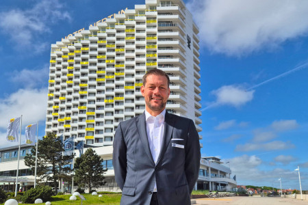 55 Jahre Hotel Neptun: General Manager Guido Z&ouml;llick vor einem Wahrzeichen Warnem&uuml;ndes, das seit Generationen G&auml;ste aus aller Welt willkommen hei&szlig;t.