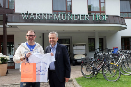 Hotelier Frank Martens vom Warnemünder Hof in Diedrichshagen (r.) und Jens Kunze, Mitinhaber des Adenauer & Co Store, wollen ihre Zusammenarbeit ausbauen.