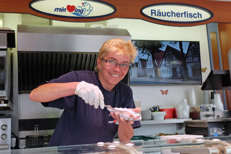 Auch Susanne Mildner von "Min Herzing" wird am Sonnabend beim 16. Warnemünder Matjesfest dabei sein. Auch Susanne Mildner von "Min Herzing" wird am Sonnabend beim 16. Warnemünder Matjesfest dabei sein.