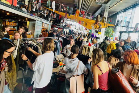 Buntes Treiben, gute Laune und jede Menge Lieblingsstücke: Beim „Stoffwechsel“-Markt im Dock Inn Hostel Warnemünde wird gestöbert, gefeilscht und entdeckt, was der Kleiderschrank von morgen hergibt.//Foto: Charlotte Berger Buntes Treiben, gute Laune und jede Menge Lieblingsstücke: Beim „Stoffwechsel“-Markt im Dock Inn Hostel Warnemünde wird gestöbert, gefeilscht und entdeckt, was der Kleiderschrank von morgen hergibt.//Foto: Charlotte Berger