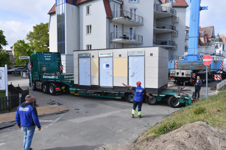 Eine 35 Tonnen schwere WC-Anlage wurde heute Morgen am Strandaufgang 18, Höhe Strandweg 14 in Warnemünde, montiert.//Foto: Joachim Kloock