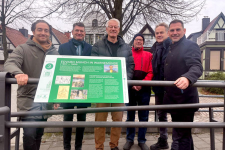 Freuen sich über die Einweihung des Munch-Pfades (v.l): Alexander Christen (SWRAG), Ortsbeiratsvorsitzender Axel Tolksdorff, Ulrich Groß, Vereinsvorsitzender des Munch-Hauses, die Vorstandsmitglieder Folkert Janssen und Holger Matthäus sowie René Gottschalk von der Tourismuszentrale.//Foto: Maria Pistor Freuen sich über die Einweihung des Munch-Pfades (v.l): Alexander Christen (SWRAG), Ortsbeiratsvorsitzender Axel Tolksdorff, Ulrich Groß, Vereinsvorsitzender des Munch-Hauses, die Vorstandsmitglieder Folkert Janssen und Holger Matthäus sowie René Gottschalk von der Tourismuszentrale.//Foto: Maria Pistor
