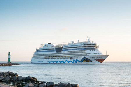 Majestätisch passiert die "AIDAdiva" die Warnemünder Molenköpfe und eröffnet am Sonntag die Kreuzfahrtsaison 2026.//Archivfoto: Aida Cruises Majestätisch passiert die "AIDAdiva" die Warnemünder Molenköpfe und eröffnet am Sonntag die Kreuzfahrtsaison 2026.//Archivfoto: Aida Cruises