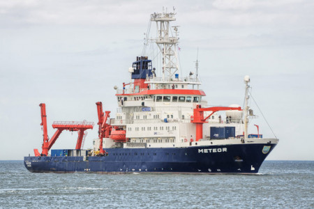 Im Juli und August 2015 ist das deutsche Hochseeforschungsschiff METEOR wieder in der Ostsee unterwegs. Forschungsfokus diesmal: die Biochemie von Auftriebsgebieten.