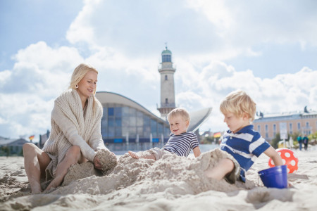 Beim Sandburgenwettbewerb am Sonnabend wird der Strand von Warnemünde zur kreativen Spielwiese.//Foto: TZRW, Roth