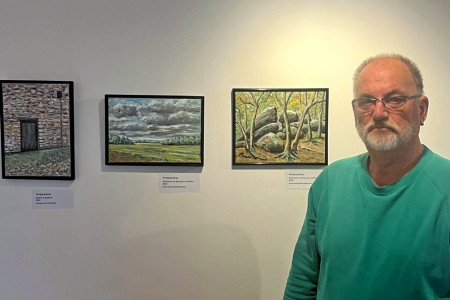 Wolfgang Bergt ist selbst Künstler, Gründungs- und Vorstandsmitglied im Kulturklub Warnemünde und verknüpft das französische Malerdorf Barbizon mit dem heimischen Fischerort.//Foto: Maria Pistor Wolfgang Bergt ist selbst Künstler, Gründungs- und Vorstandsmitglied im Kulturklub Warnemünde und verknüpft das französische Malerdorf Barbizon mit dem heimischen Fischerort.//Foto: Maria Pistor