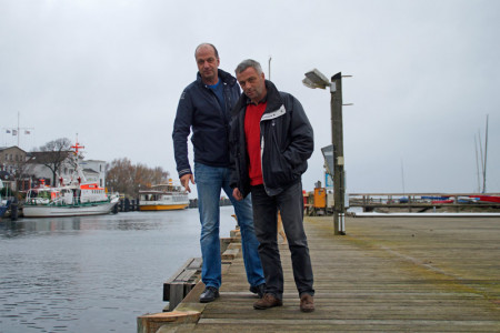 Jörn Etzold (li.) und Uwe Ochmann blicken verwundert auf die abgesägten Poller.