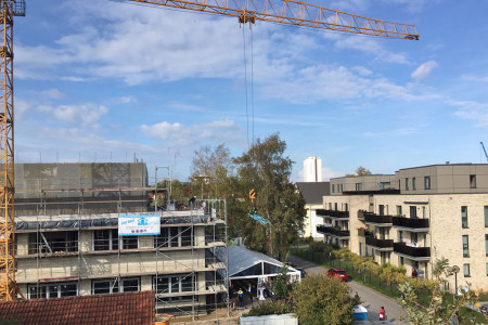 Über dem Neubau des Erweiterungsgebäudes des Cortronik GmbH schwebt die Richtkrone.