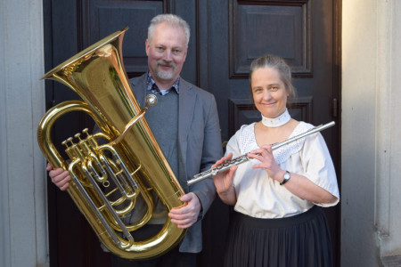 Das Duo Flötuba, Johanna Rabe (Flöte), Hamburg, und Albrecht Buttmann (Tuba), Schleswig, bestreiten das erste Warnemünder Kirchenkonzert der Saison.