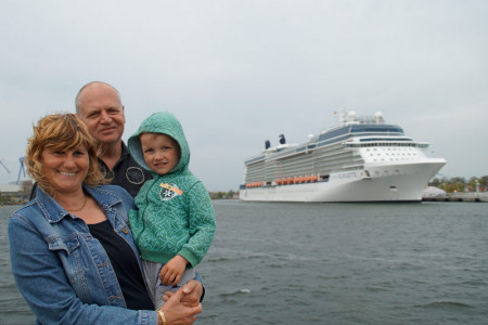 Familie Pötke aus dem brandenburgischen Straußberg kam mit Enkel Jamie-Chris zum Schiffegucken.