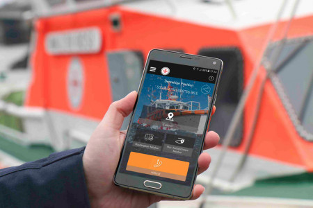 Startbildschirm der Sicherheits-App SafeTrx der Deutschen Gesellschaft zur Rettung Schiffbruechiger (DGzRS). Die Seenotretter haben darüber direkten Zugriff auf Position und gefahrene Route eines Wassersportlers. 