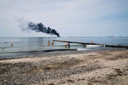 Die schwarze Rauchsäule war vom Strand aus gut zu sehen. Die schwarze Rauchsäule war vom Strand aus gut zu sehen.