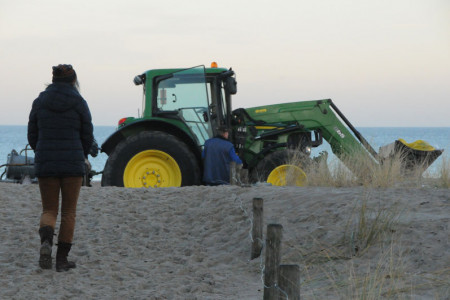 Die Bauhof-Mitarbeiter der Toursimuszentrale haben nach Silvester am Strand immer alle Hände voll zu tun. Foto: Erika Schulz