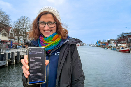 Mila Zarkh, Nachhaltigkeitsmanagerin der Tourismuszentrale Rostock & Warnem&uuml;nde, freut sich &uuml;ber den Start der Einwohnerbefragung &ndash; und setzt auf viele Stimmen aus der Stadt f&uuml;r einen Tourismus, der alle mitnimmt.//Foto: TZRW