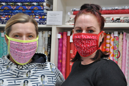 Probetragen: Andrea Schulze (l.) und Mitarbeiterin Jessy Rehm testen die selbstgefertigten Gesichtsmasken. 